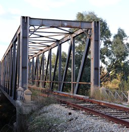 A Ponte de Ferro, sobre a ribeira de Campilhas… A Ponte de Ferro, sobre a ribeira de Campilhas…