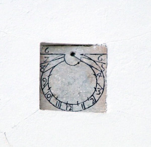 Relógio de Sol seiscentista, na torre sineira da igreja Matriz de Alvalade